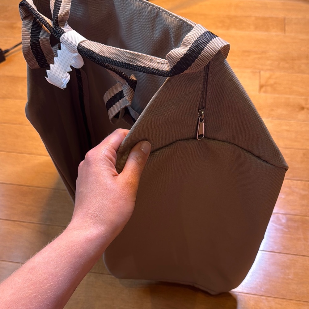 NWOT DSW Beige Tote Bag with Black Straps - Picture 2 of 4